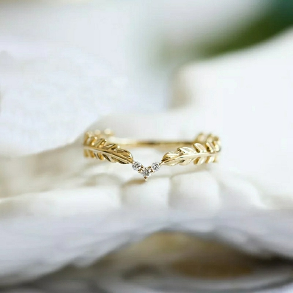 🆕 Beautiful micro leif gold ring w/ cz
